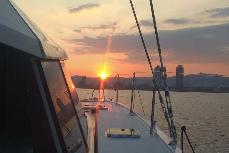 Paseo En Velero Al Atardecer Desde Barcelona Disfruta Barcelona